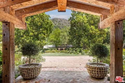 Blick unter Holzvordach auf Auffahrt 13153133c9aa880eb8befa5a53fde86el-m2832883435rd-w1280_h960.jpg