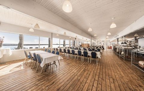 Großer Restaurantsaal mit Meerblick bei Sonnenlicht. 27-12012026132334falkfortet-muusfoto-m25_8505-web.jpg