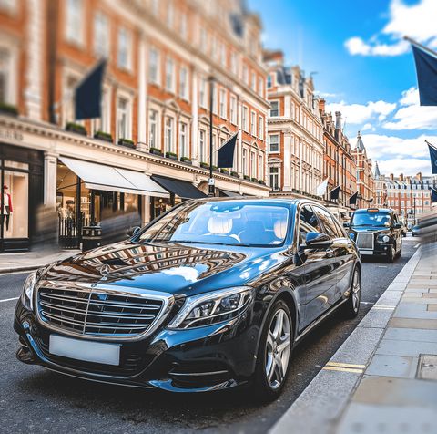 Sportwagen in einer Londoner Luxus-Shoppingallee. AdobeStock_1683494930_Editorial_Use_Only_Ogulcan_Aksoy_-_SCA.jpeg