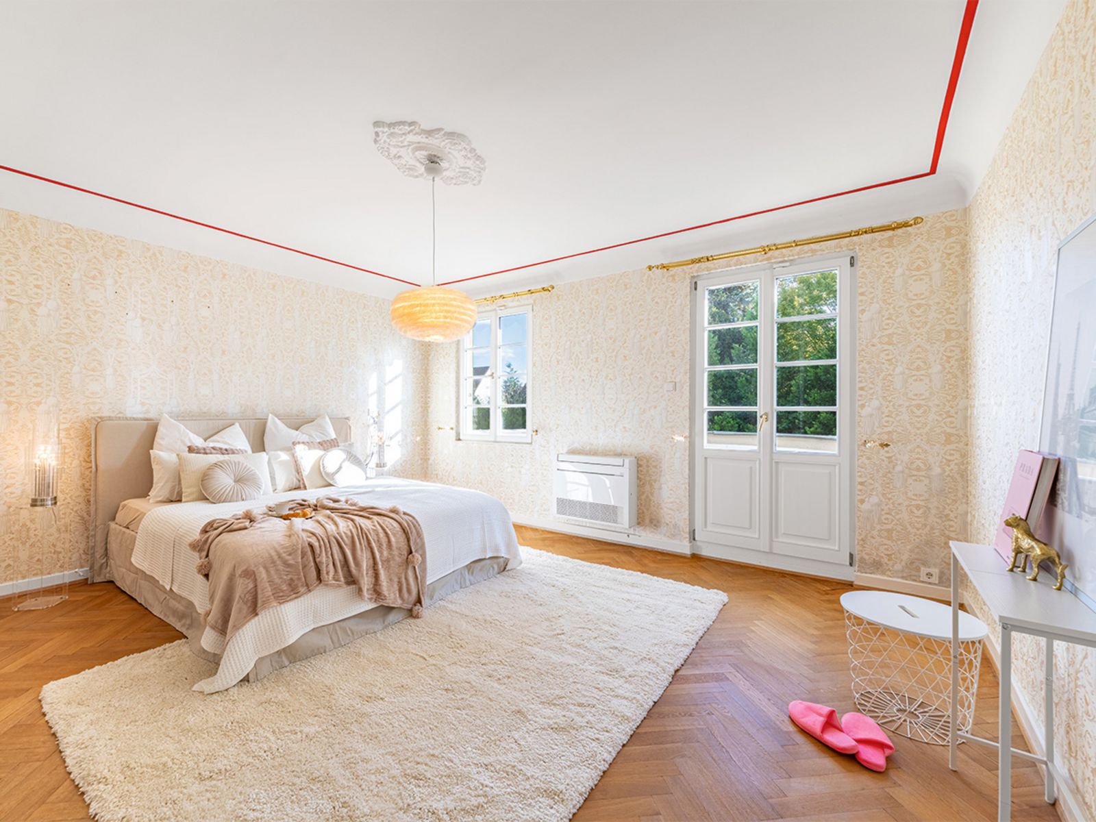 Eins von drei stillvollen Schlafzimmer _A6A7602-HDR.jpg