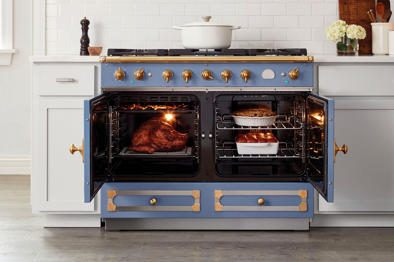 Blauer Designerherd im Landhausstil 26_La_Cornue_1694_Shot_07_CornuFe110_0364_v1rtR2-large.jpg