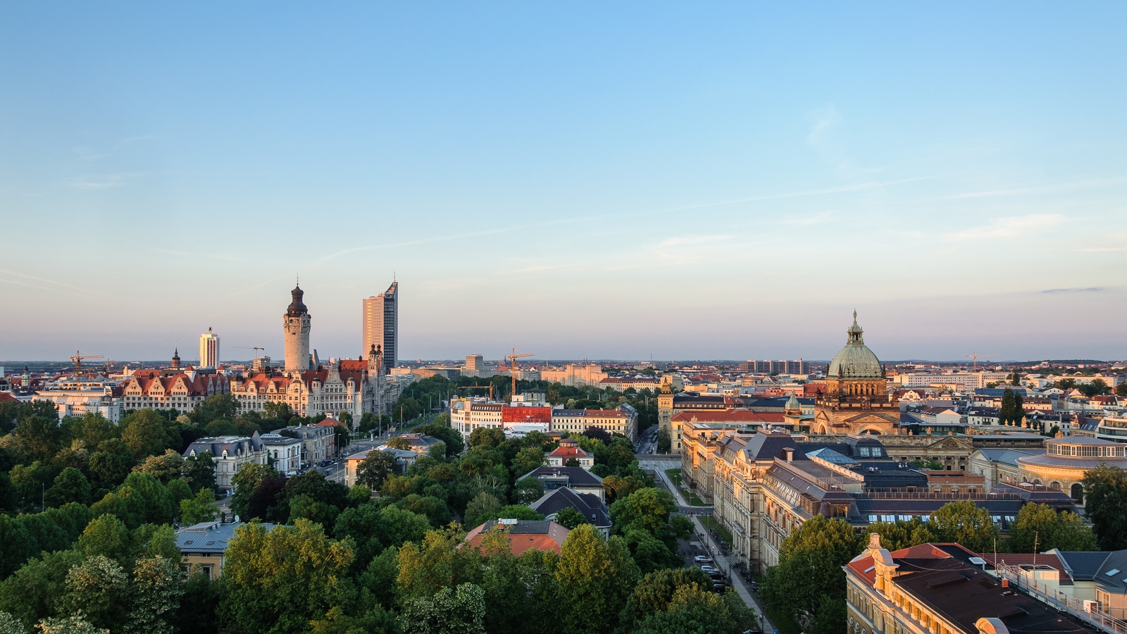 Blick über die grüne Innenstadt mit Panorama Tower und Neuem Rathaus von Leipzig AdobeStock_136389866_Jakob_Fischer.jpeg