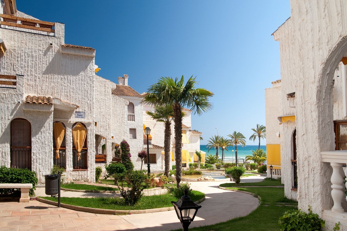 Ansicht von weißen Küstenhäusern mit Blick auf den Strand AdobeStock_21373252_wellych.jpeg