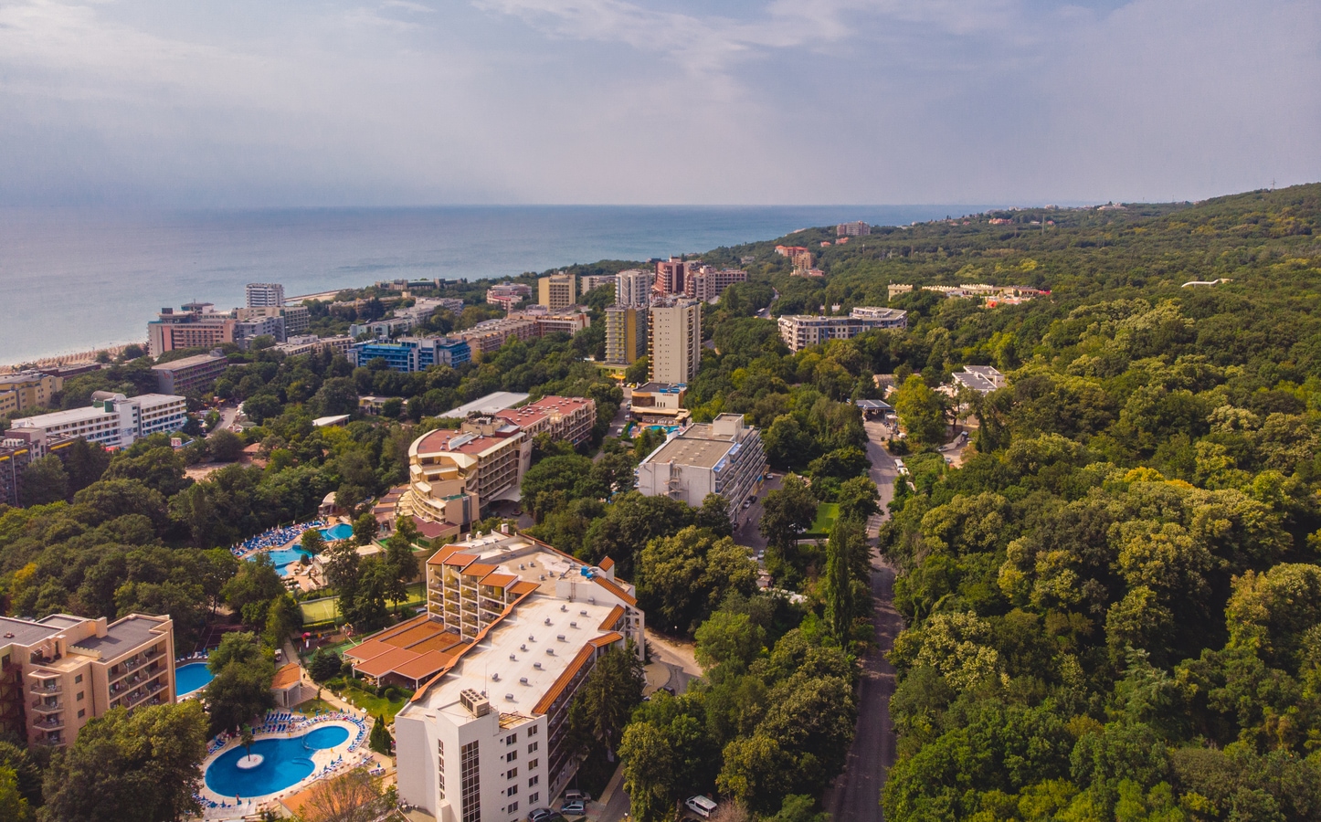 Häuseransicht mit Pool und Strand im Hintergrund AdobeStock_318530558_pelinoleg.jpeg