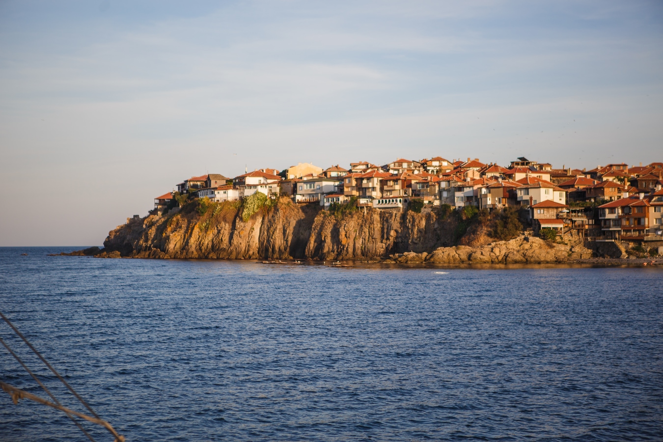 Küstenansicht mit hohen Felsen  AdobeStock_324025746_Olga_Symonova.jpeg