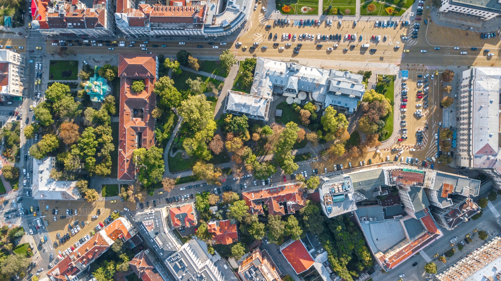 Häuseransicht aus der Luft von Bulgariens Metropole Sofia AdobeStock_425999455_Ciprian.jpeg