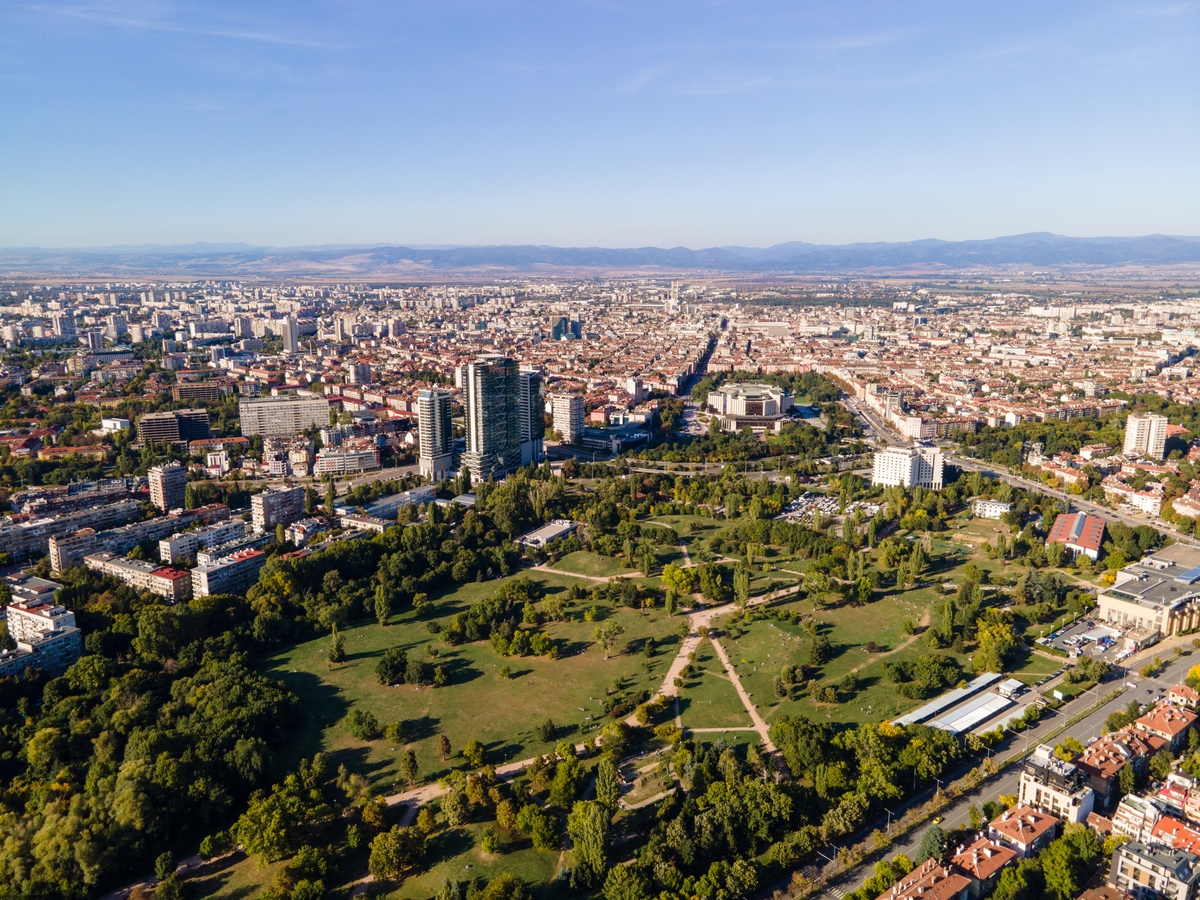 Bulgariens Metropole Sofia von oben AdobeStock_461269830_Miro_Nenchev.jpeg
