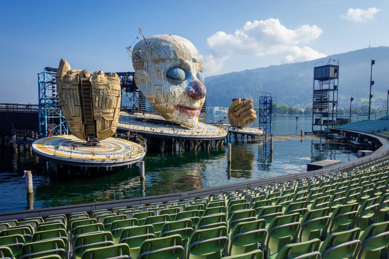 Seebühne mit Ansicht einer großen Skulptur AdobeStock_646877816_Editorial_Use_Only_janvier.jpeg