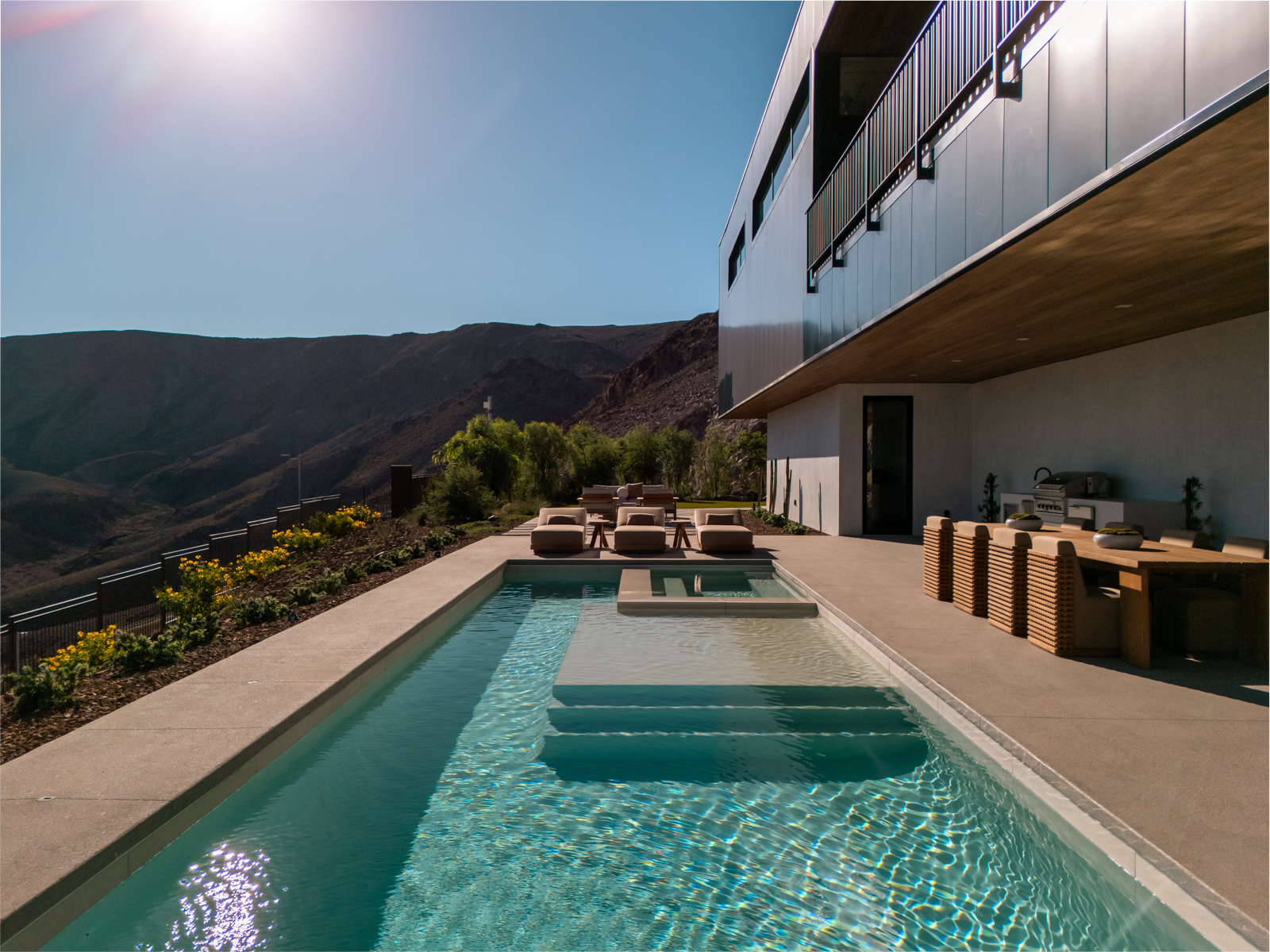 Infinity-Pool-Terrasse mit Blick über die Wüstenlandschaft Chisel_Crest_Final__WEP_-_MLS-41.jpg