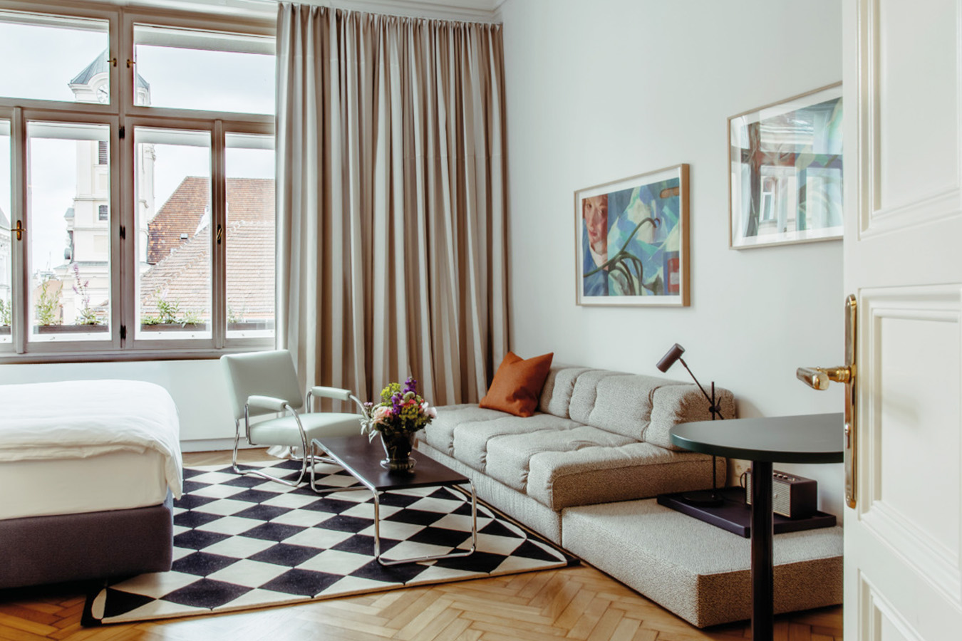 Helles Zimmer mit Bett und Sofa 1350x900_Website_StilDesign3__c_Wittmann.jpg