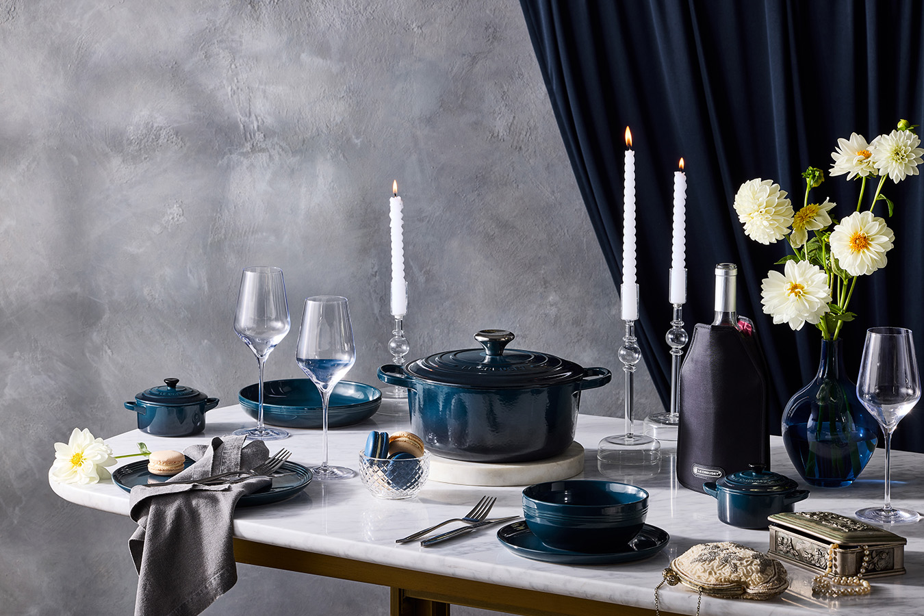 Esstisch angerichtet mit Geschirr, Kerzen, Blumen und einem Topf in der Mitte 1350x900_Website_StilDesign__c_Le_Creuset_2.jpg