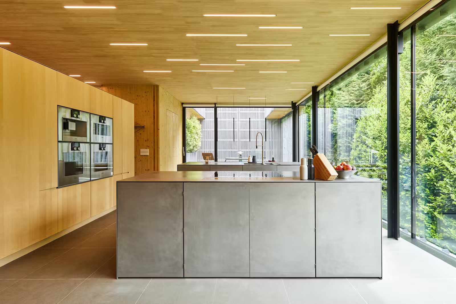 Küche mit Kücheninsel und bodentiefen Fenstern ins Grün 2original.jpg