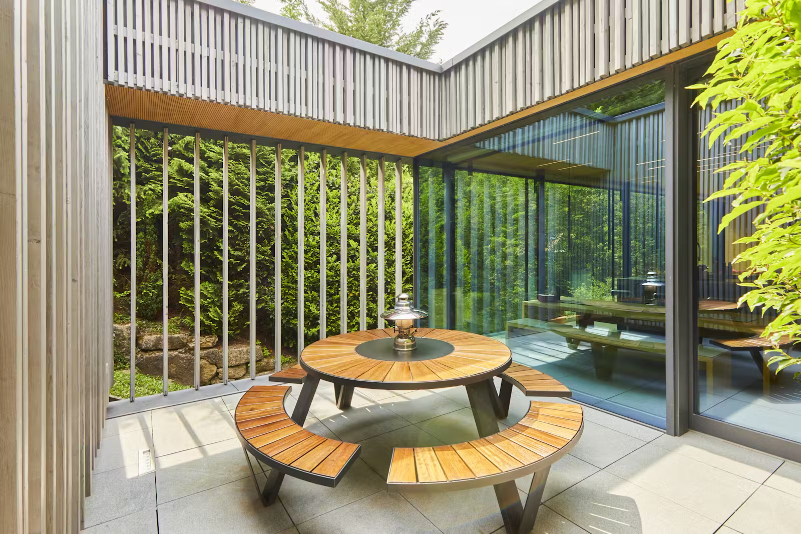 Terrasse mit runde Designer-Tisch und Bank in einem Stück 3original.jpg