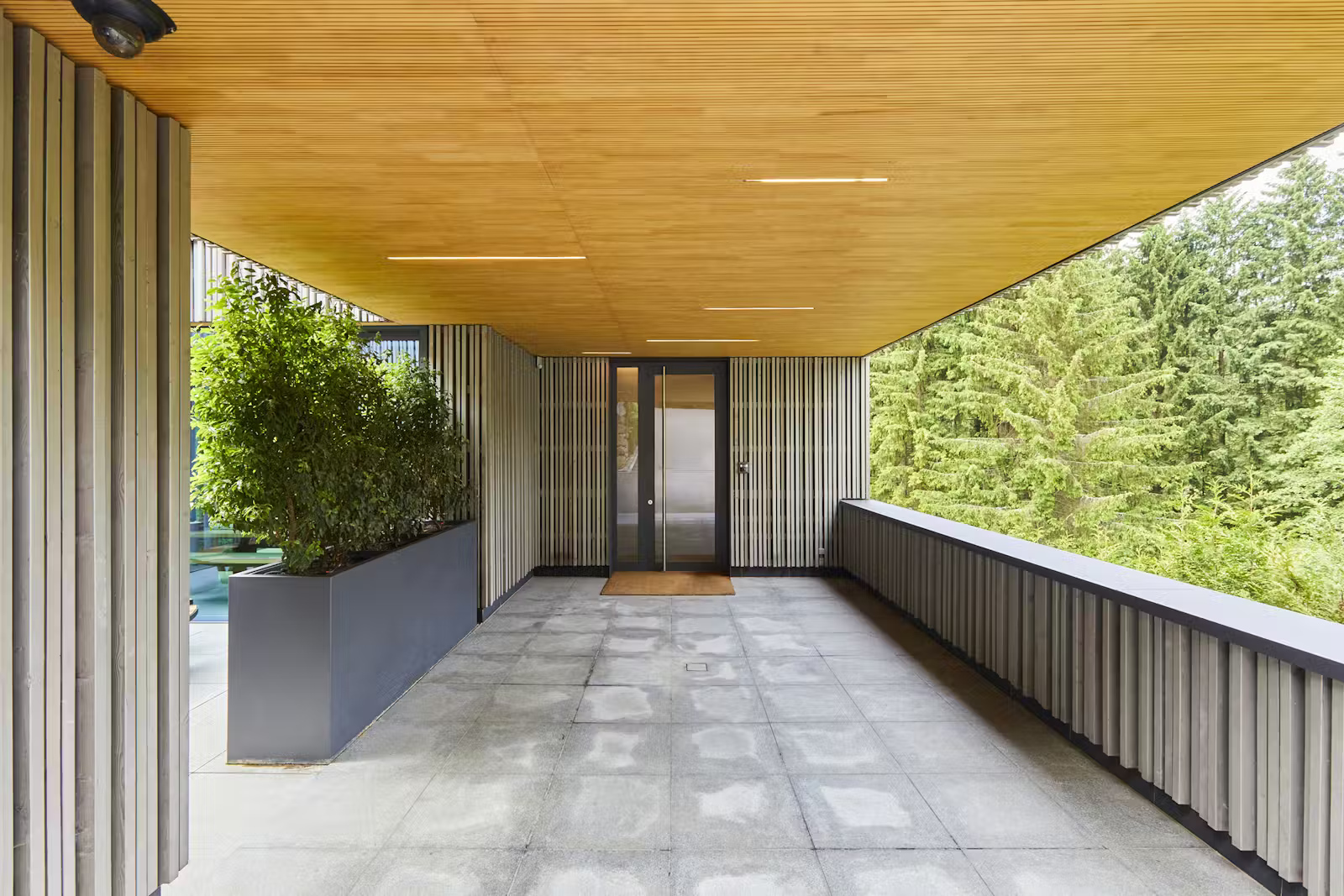 Balkon mit Durchgang zur Terrasse 6original.jpg