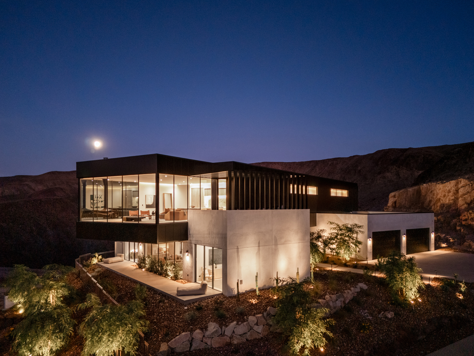 Villa von außen bei Nacht mit Wüstenlandschaft im Hintergrund Chisel_Crest_Final_-_MLS-HERO.jpg