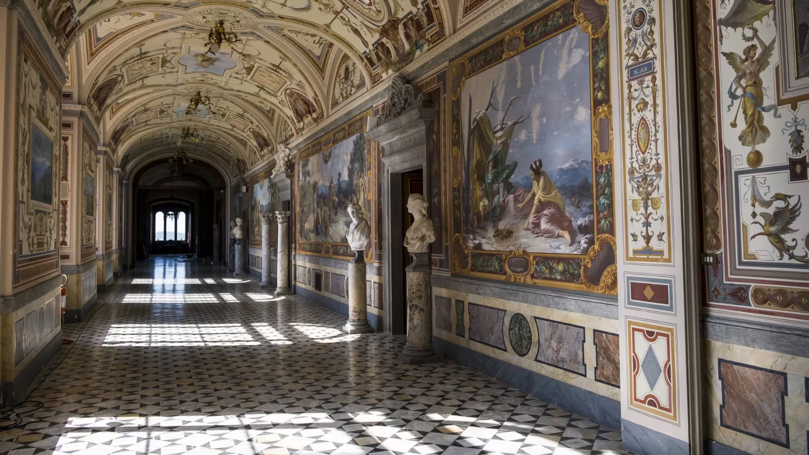 Prunkvoller Schlosskorridor mit Renaissance-Malereien sowie farbigem Marmor an Wänden, Decke und Boden im-14760437.jpeg