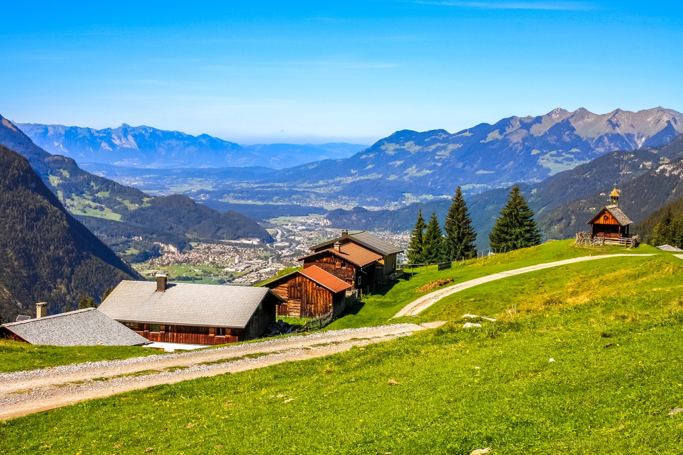 Blick von Rellseck über Montafon Bergwelt AdobeStock_262896712_Sina_Ettmer.jpeg
