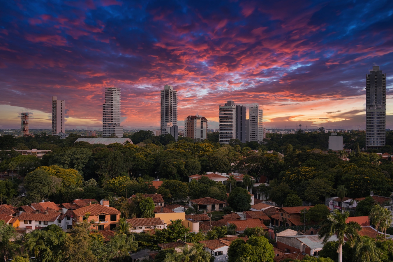 Asuncion mit rotem Himmel, Paraguay AdobeStock_510917338_Peter_Heckmeier.jpeg