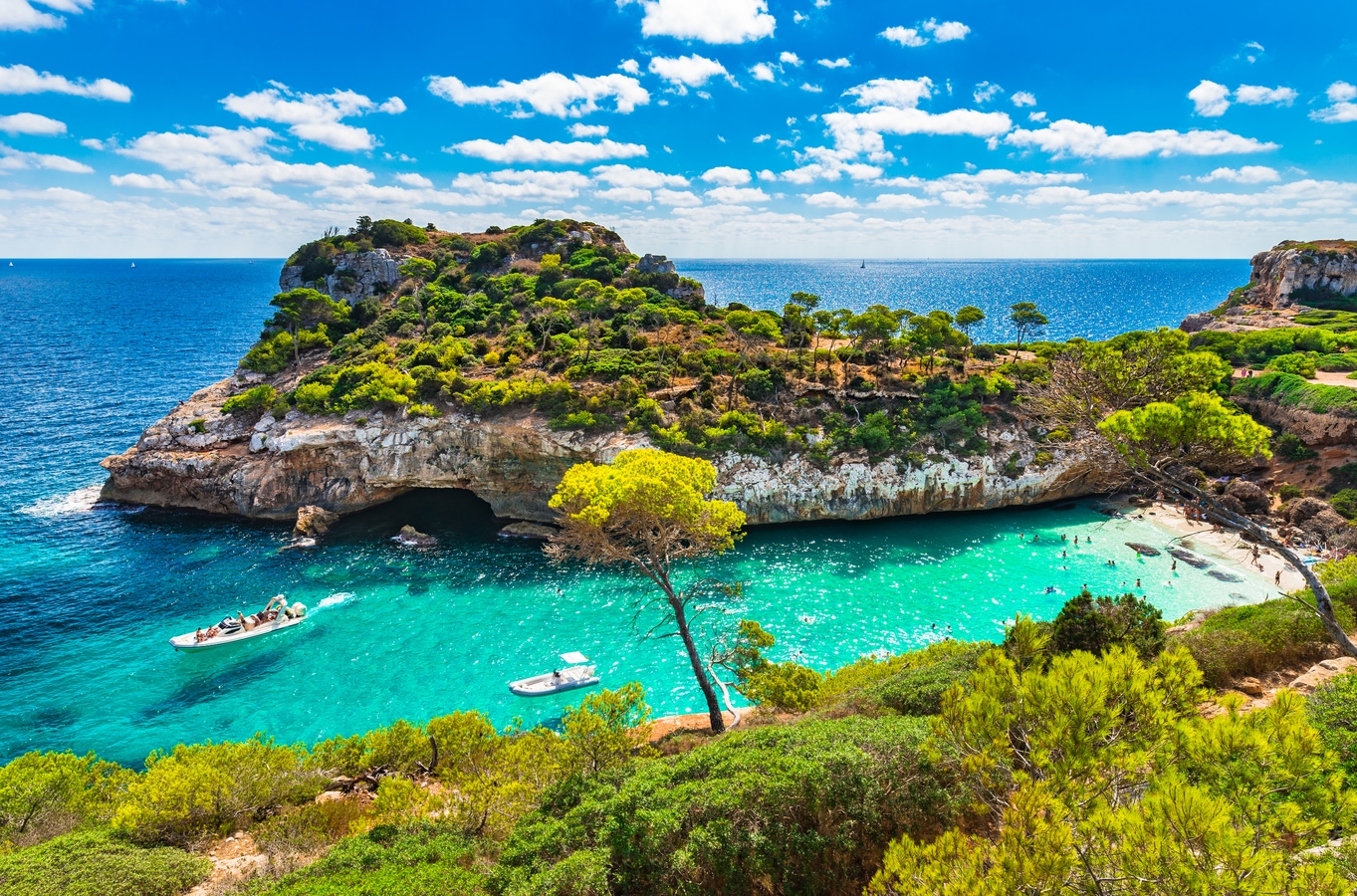 Spanien Mittelmeer Mallorca Strand Sommer Urlaub Bucht Cala des Moro AdobeStock_164398117_vulcanus.jpeg