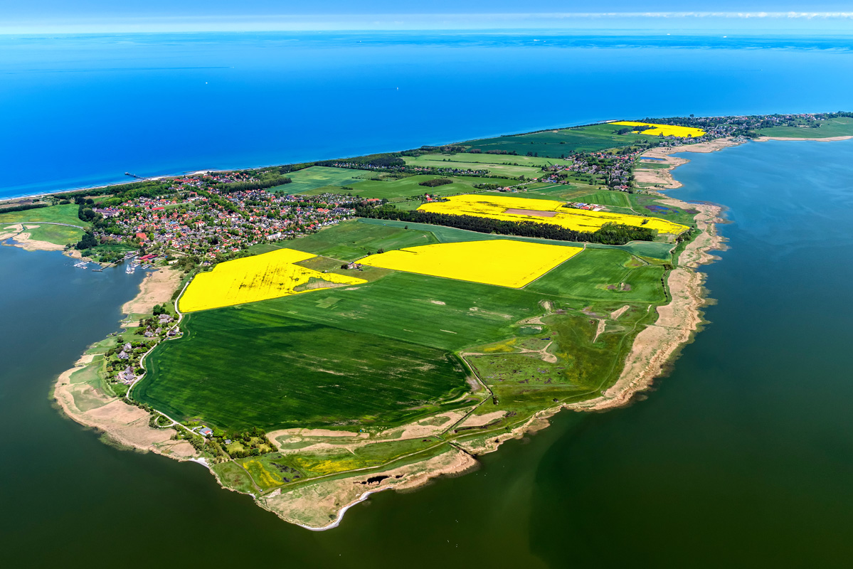 Luftaufnahme Fischland Wustow Ahrenshoop Wustrow_Ahrenshoop_ELS_7902220517.jpg