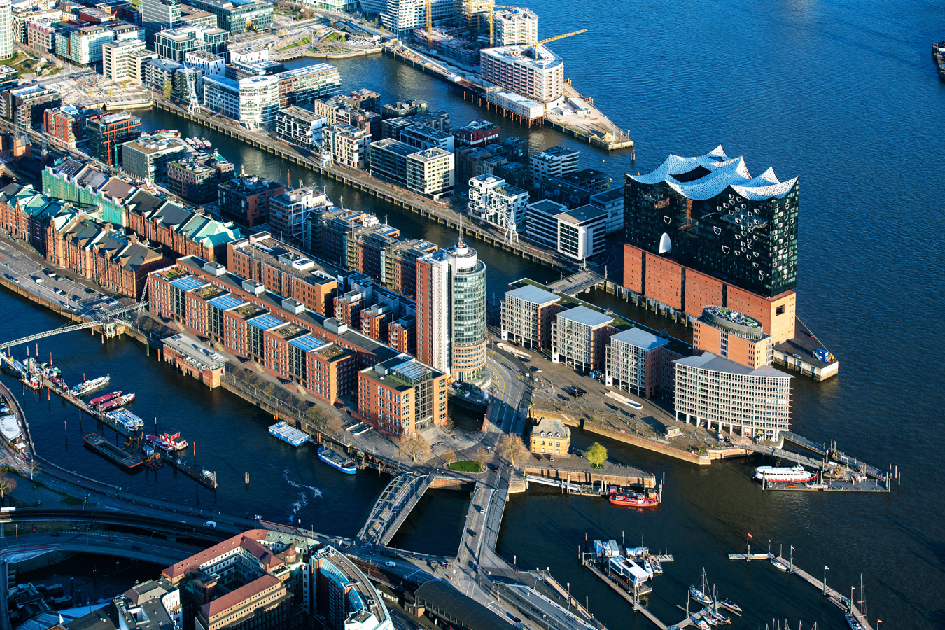 Luftbild HafenCity Hamburg Hamburg_Elbphilharmonie_Speicherstadt_ELS_5467200421.jpg