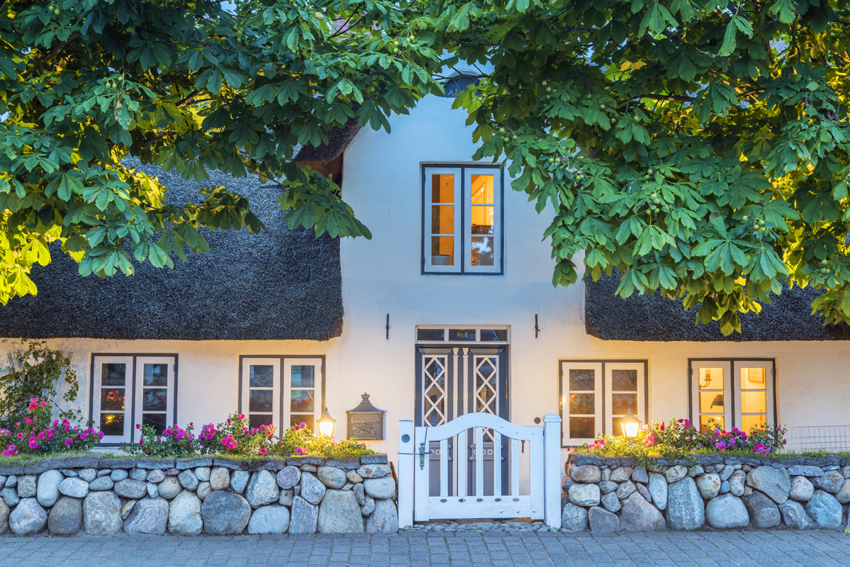 Weißes Haus mit Reetdach auf Sylt 41148181.jpg