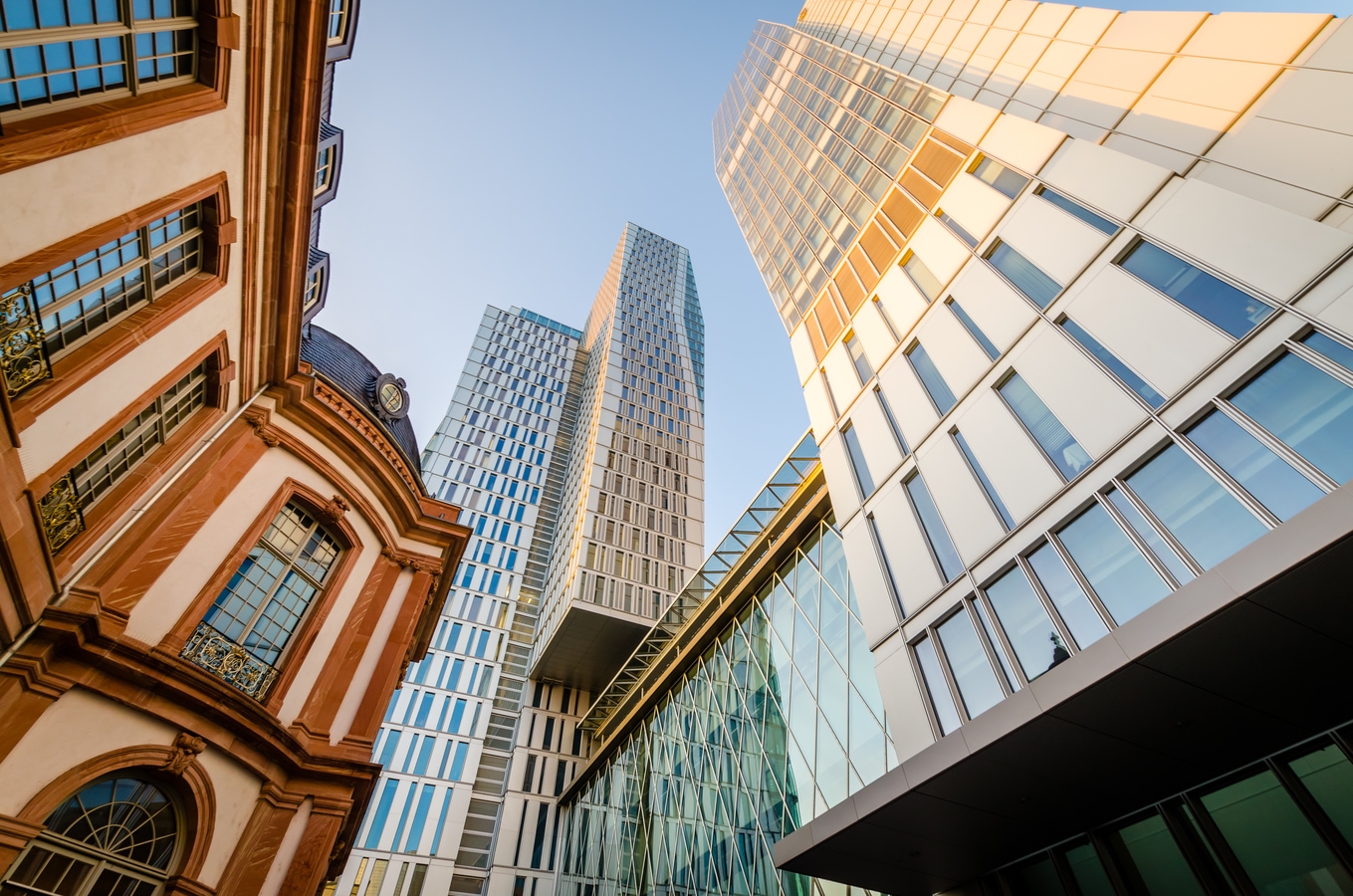 Frankfurt, Hochhäuser an der Fassade hoch fotografiert AdobeStock_84557080_CPN.jpeg