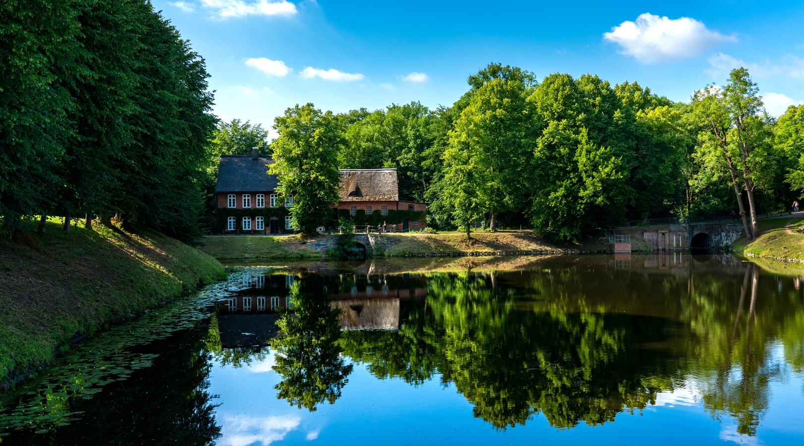 Ahrensburg, See, Fachwerkhaus am Wasser AdobeStock_221480438_spuno.jpeg
