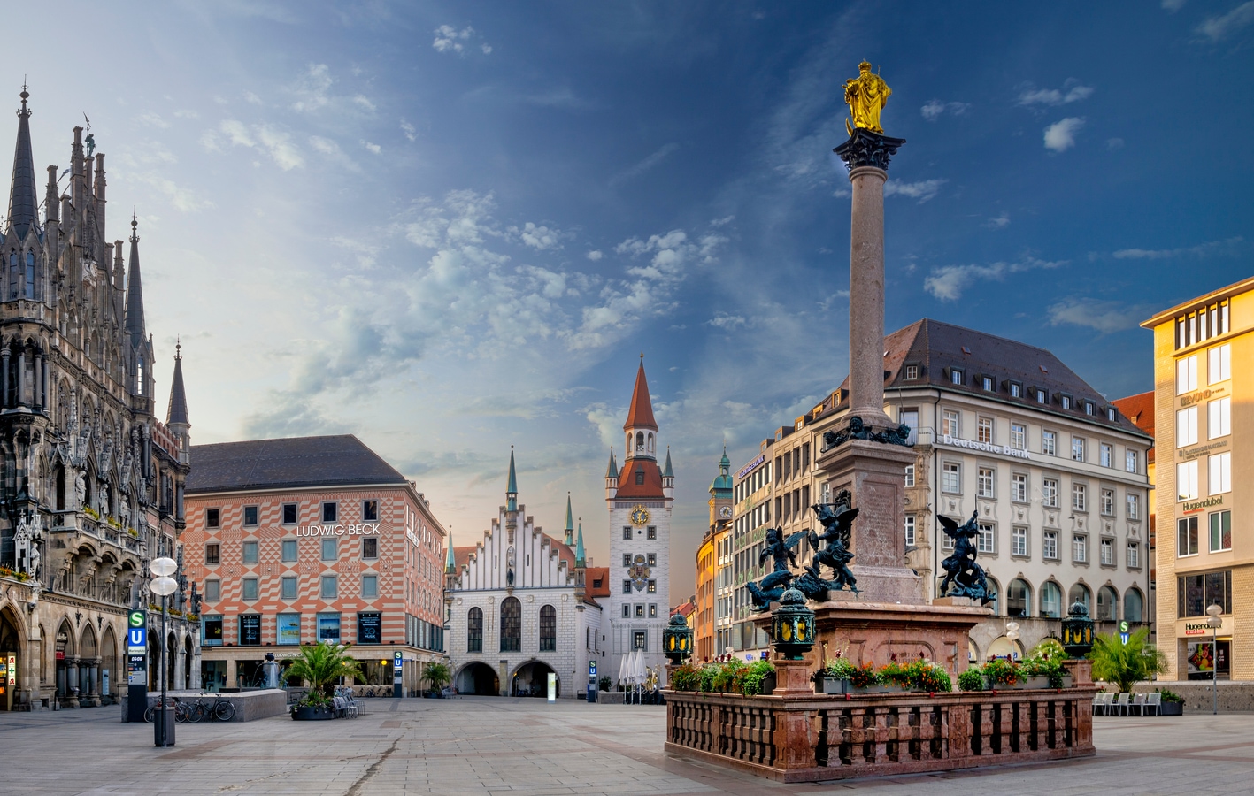Altes und Neues Rathaus mit Mariensäule, Marienplatz AdobeStock_385049261_pwmotion.jpeg