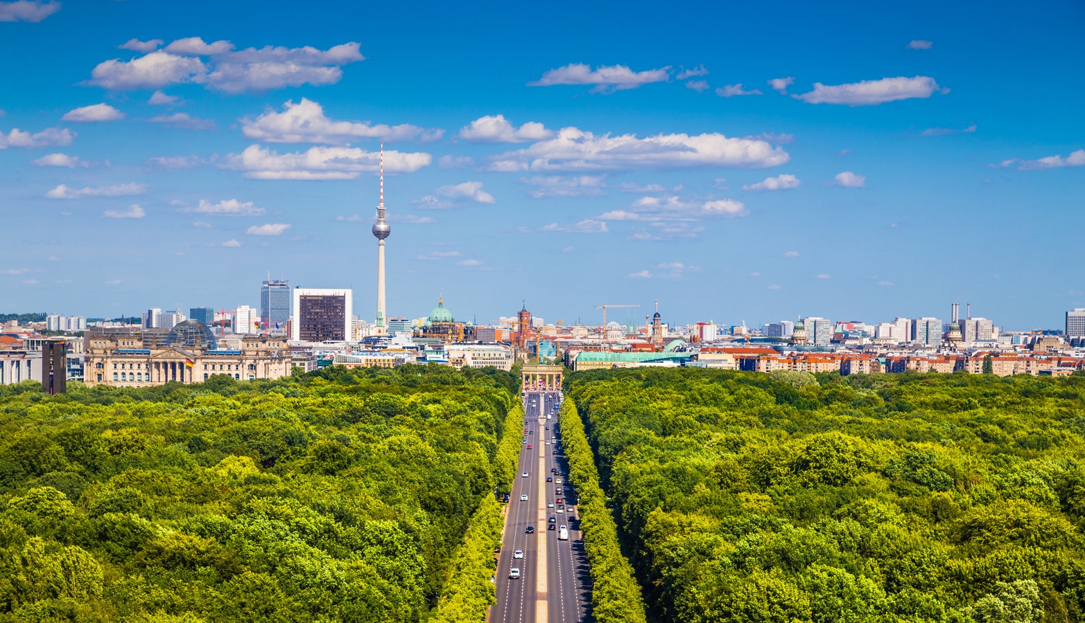 Blick über Berlin mit Fernsehturm AdobeStock_104657975_JFL_Photography.jpeg