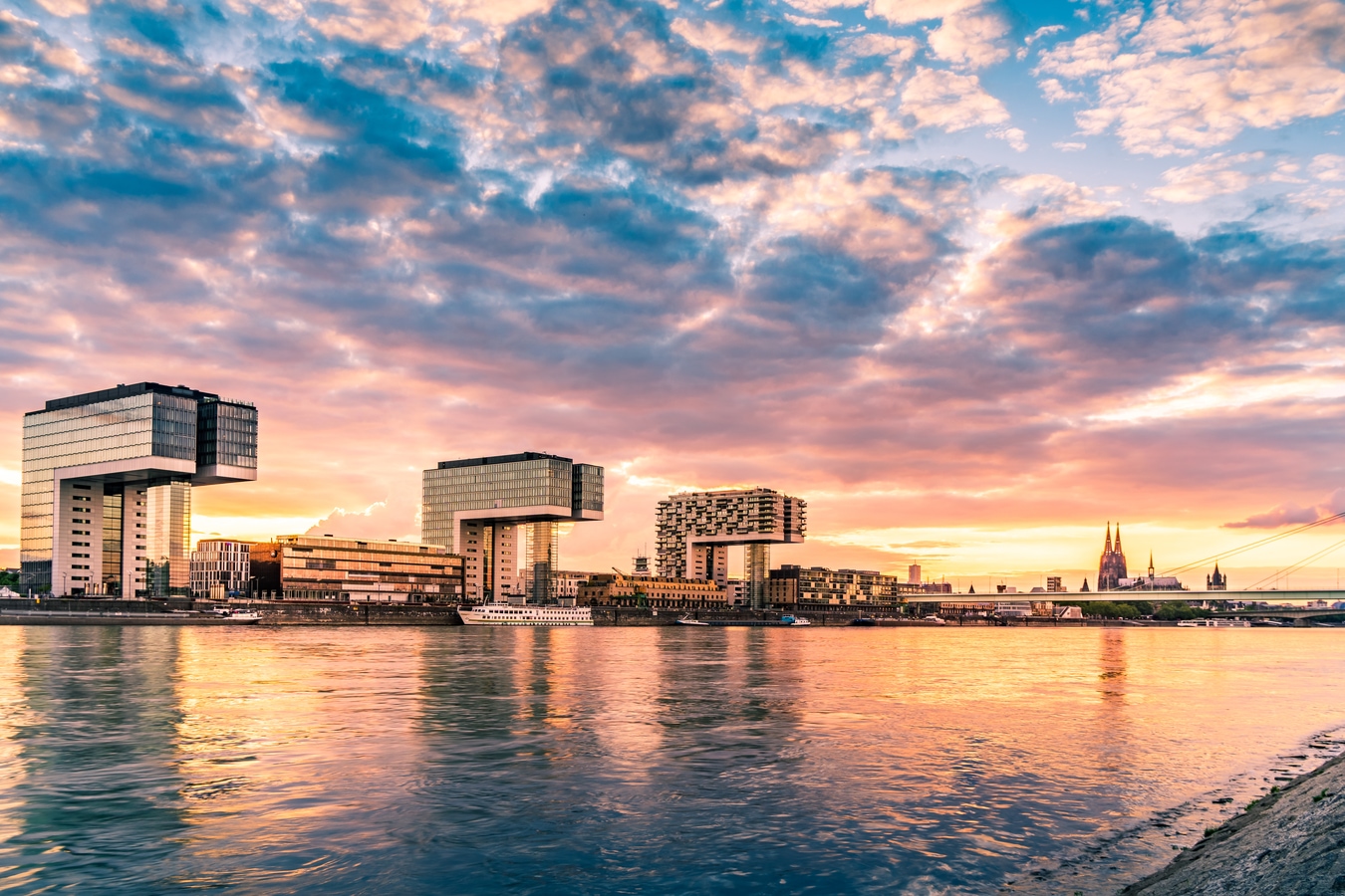 Luxuswohnungen vom Rhein aus AdobeStock_251826193_Denis.jpeg