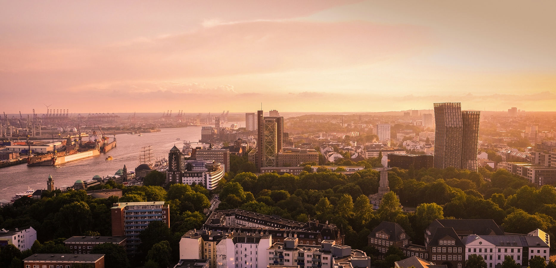 Hamburg Panorama mit Elbe AdobeStock_167328398_Thorben.jpeg