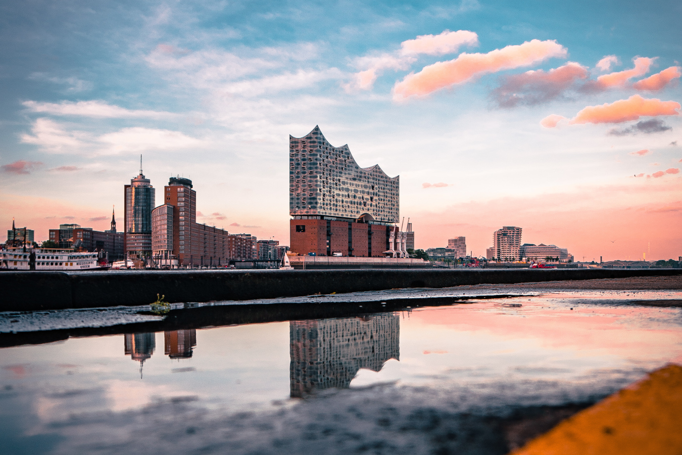 Hamburg Elbphilharmonie Sonnenuntergang AdobeStock_210845557_AlexanderAntony_b.jpeg