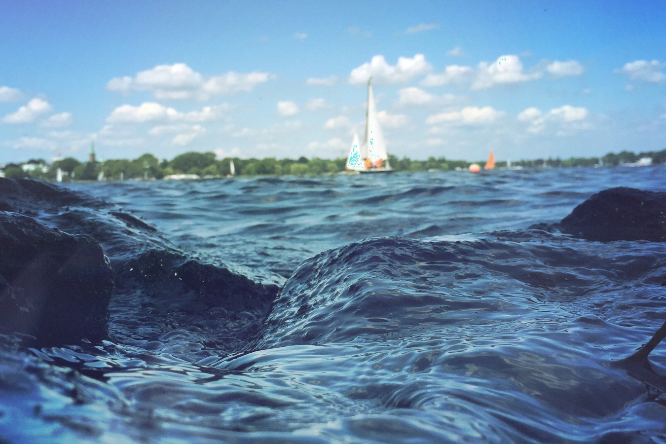 Alster mit Seegelbooten AdobeStock_87697848_Katrin_Donig_b.jpeg