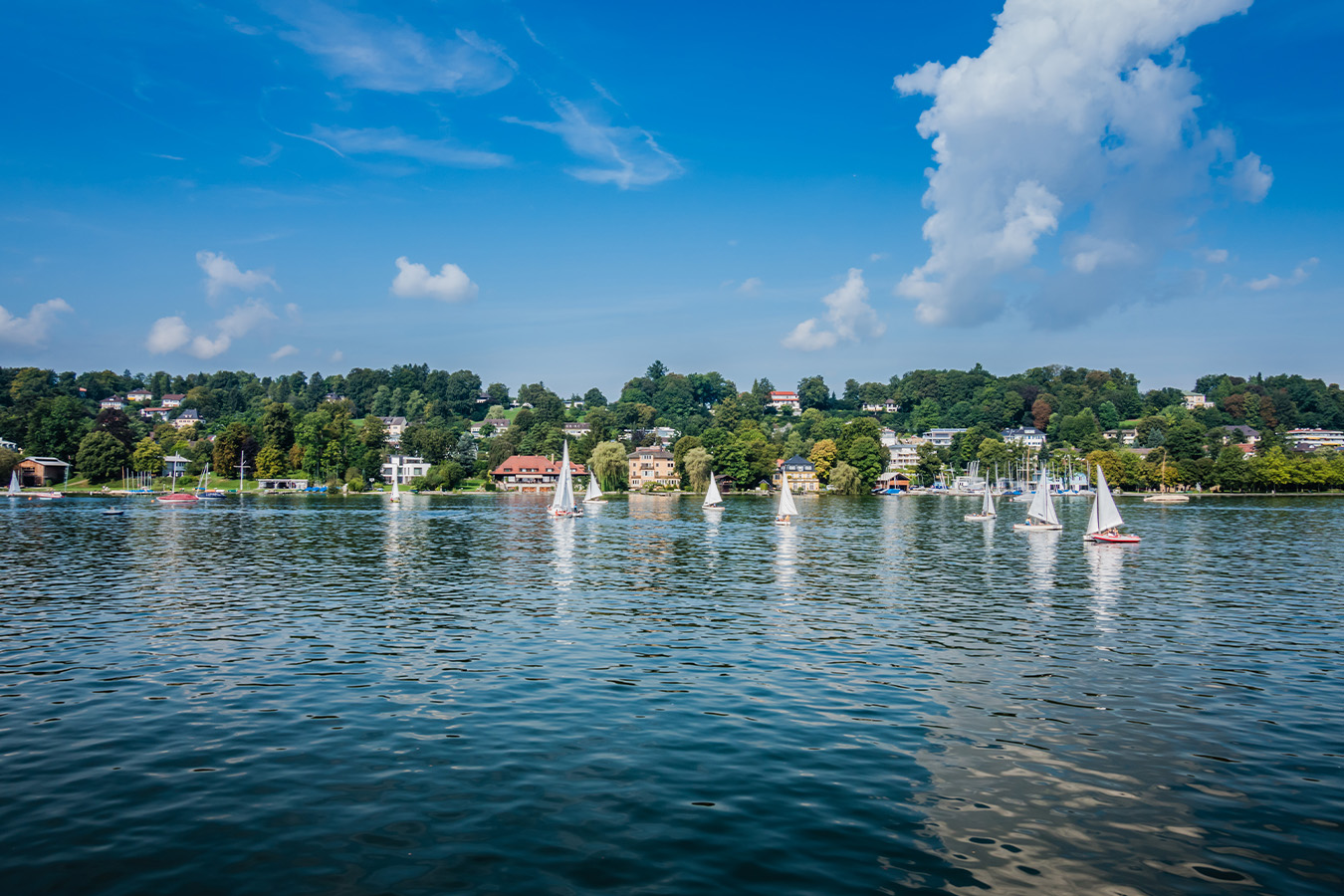 Segelboote auf dem Starnberger See Oberbayern 1350x900_Website_Traeume_Bayerische_Seen_AdobeStock_122541940_dihetbo.jpg