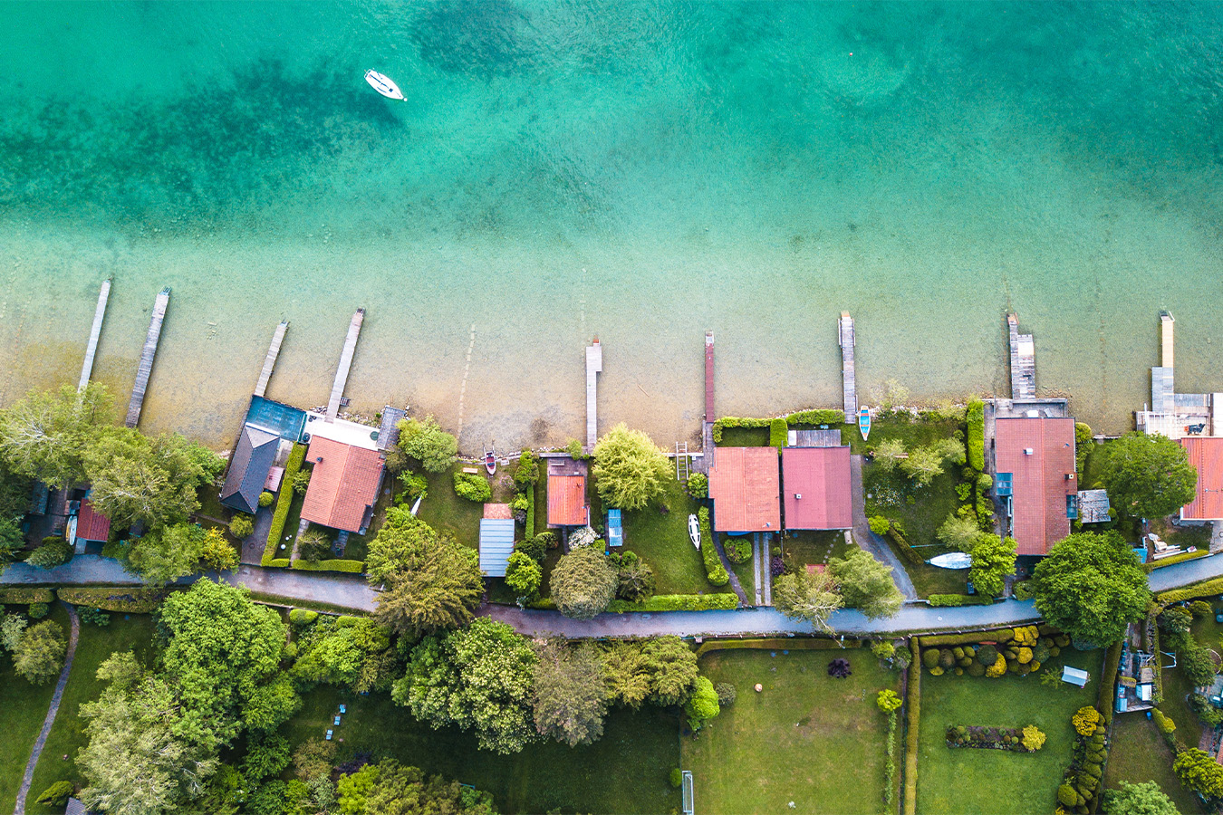Aerial view over Wörthsee, beautiful lake with small docks in Bayern, Germany. 1350x900_Website_Traeume_Bayerische_Seen_AdobeStock_1555683226_Alfredo.jpg