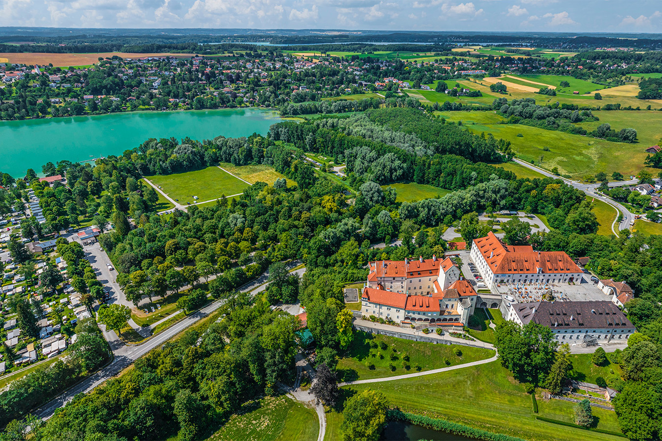 Sommerliche Idylle in Oberbayern am Pilsensee bei Schloss Seefeld 1350x900_Website_Traeume_Bayerische_Seen_AdobeStock_603422667_ARochau.jpg