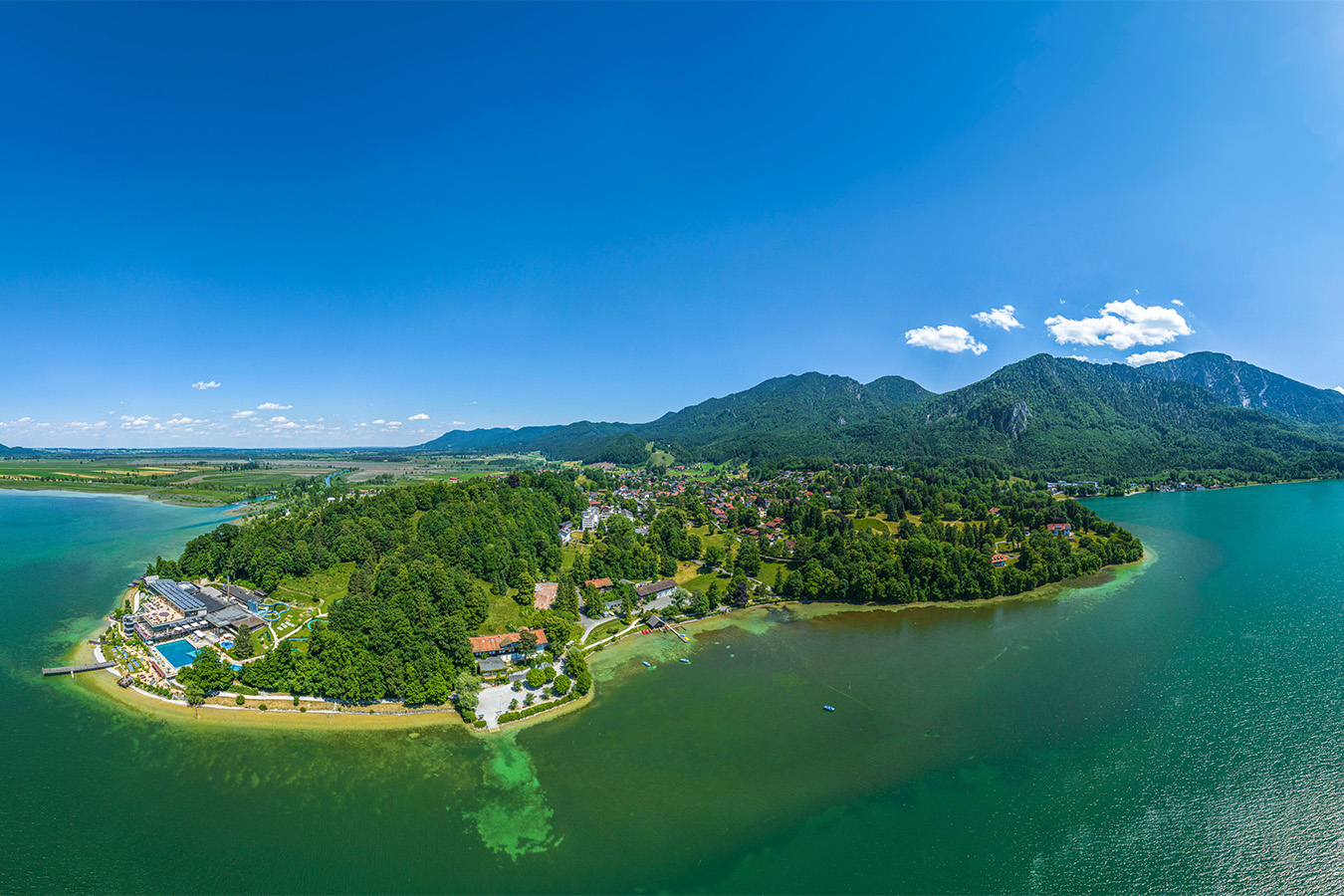 Die Region um den Kochelsee in Oberbayern im Luftbild, 360 Grad Rundblick 1350x900_Website_Traeume_Bayerische_Seen_AdobeStock_694927657_ARochau.jpg