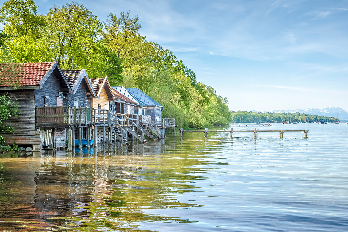 Stegen at Ammersee 1350x900_Website_Traeume_Bayerische_Seen_AdobeStock_83115683_magann.jpg
