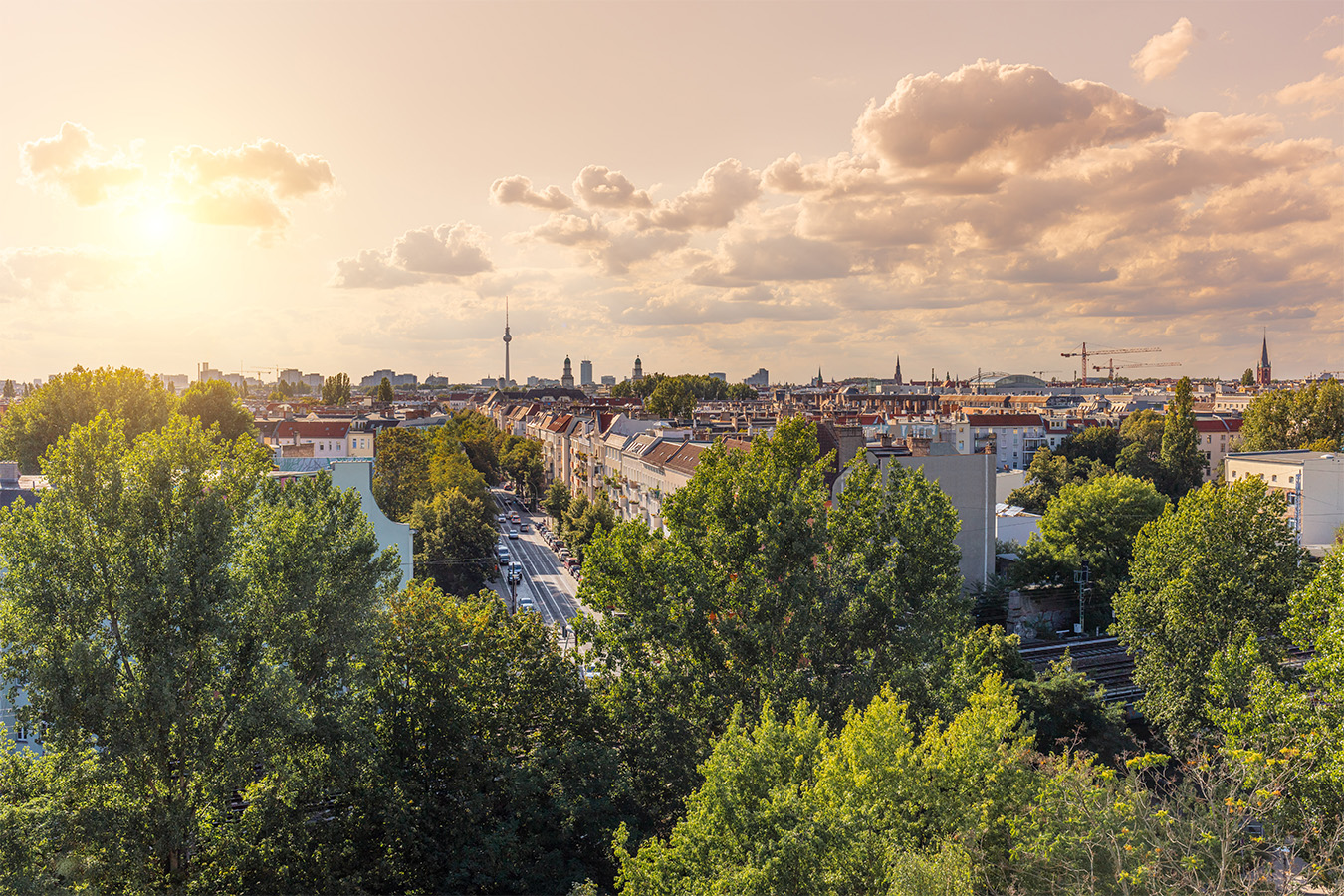 Berlin, Blick über die Stadt bis zum Fernsehturm im Sonnenschein AdobeStock_284945099_Maurice_Tricatelle.jpg