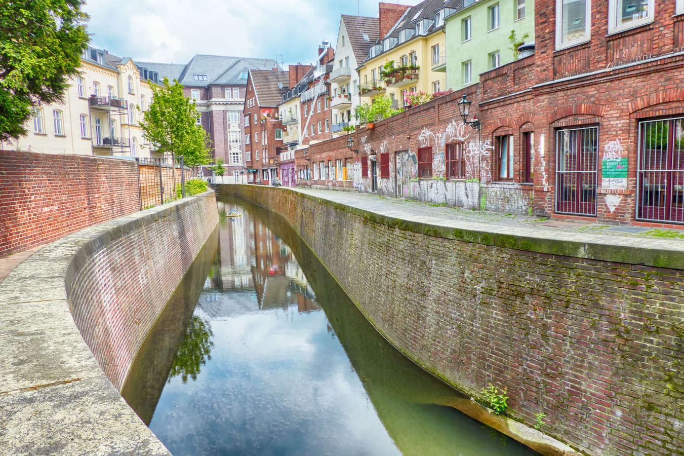 Wassergraben in der Altstadt von Düsseldorf AdobeStock_270749579_hespasoft.jpeg