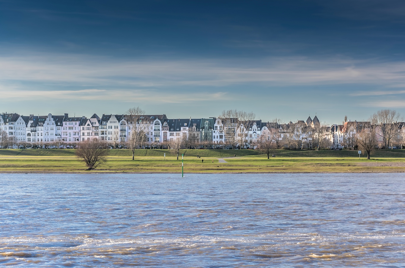 Düsseldorf Oberkassel and its prestigious river rhine front AdobeStock_282876780_Christian_Schmidt.jpeg