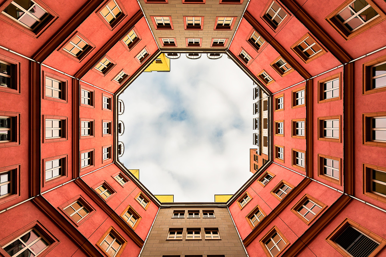 Innenhof achteckig von unten in den Himmel fotografiert AdobeStock_206504278_Daniel.jpg