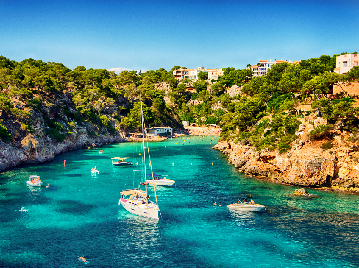 Bucht mit Sandstrand Spanien iStock-501618291.jpg