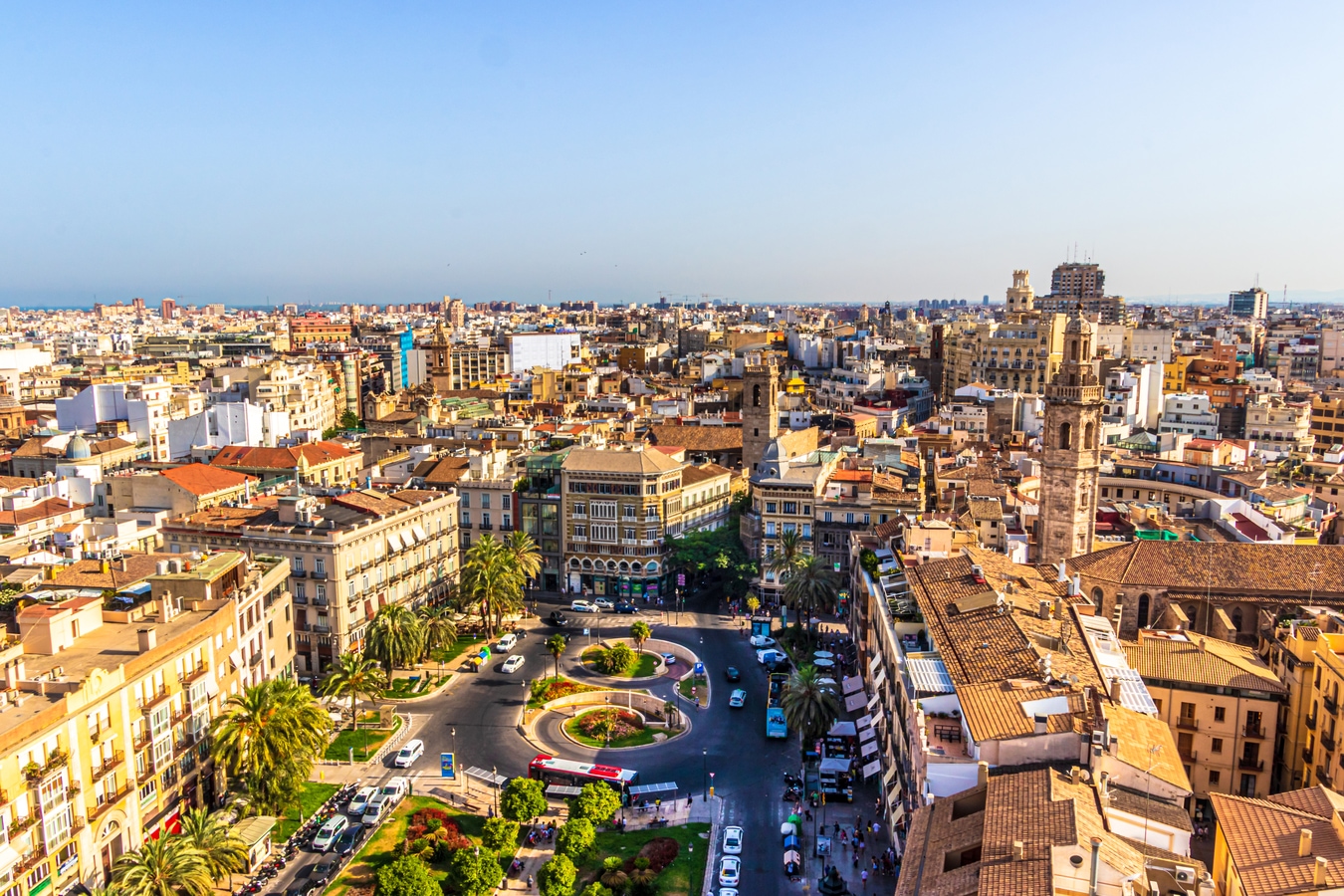 Blick auf die Plaza de la Reina, rechts davon die Iglesia de San AdobeStock_278216989_Elena_Estelles.jpeg