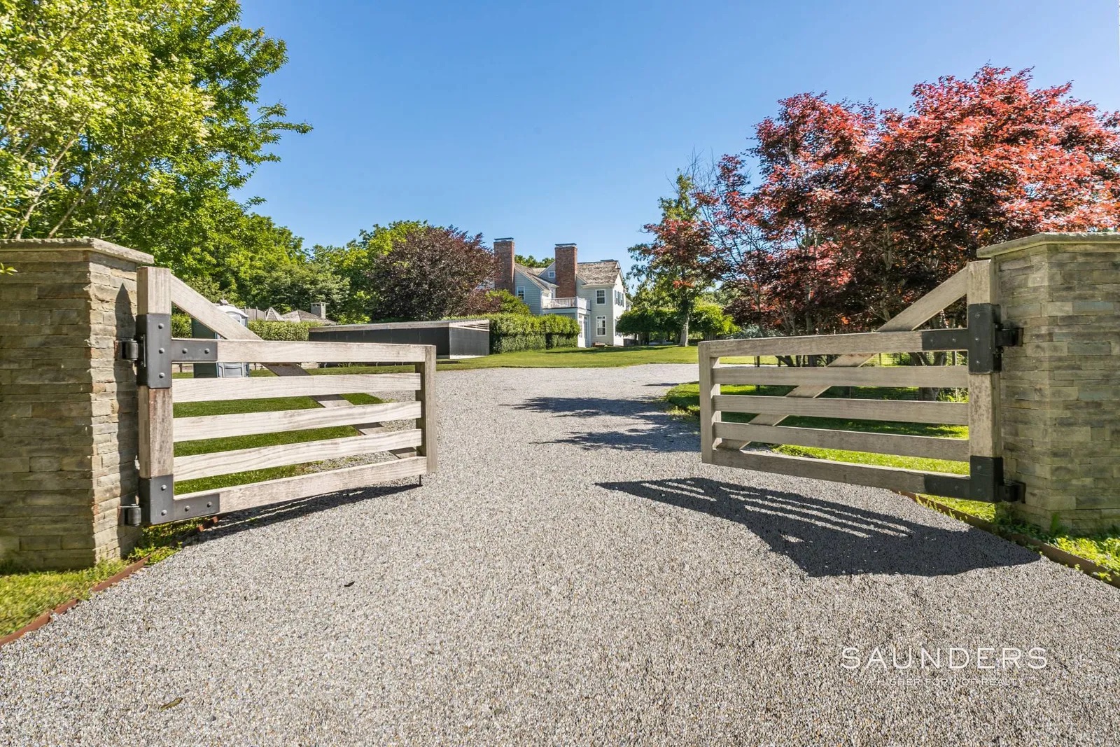 Einladendes Holz- und Steintor zum privaten Anwesen mit Zufahrt für Autos imagereader5.jpeg